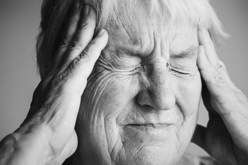 elderly woman alzheimers onset 