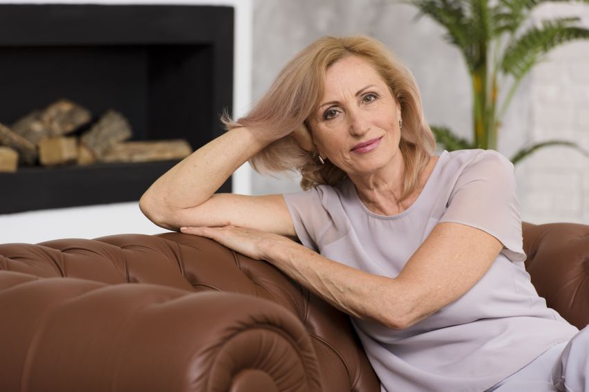 lady sitting sofa early menopause