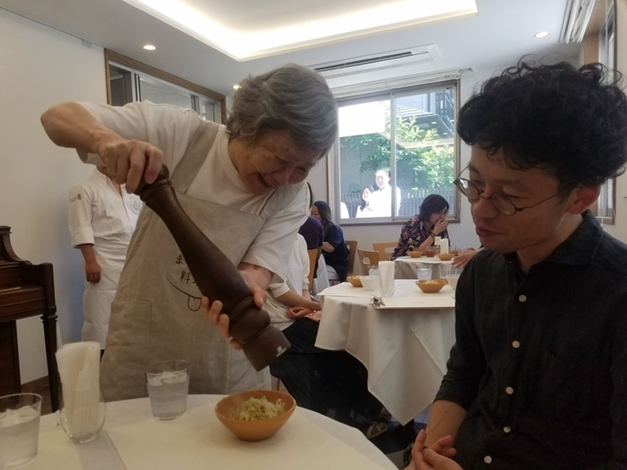 Il Ristorante delle Ordinazioni Sbagliate: solo cameriere con demenza e il piatto è a sorpresa