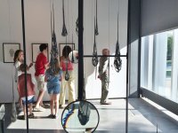 La scultura di Dianne Reilly richiama la fragilità della memoria, e il linguaggio della scienza.