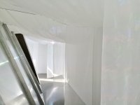 All'interno del corridoio in garza bianca di Babette Allina.